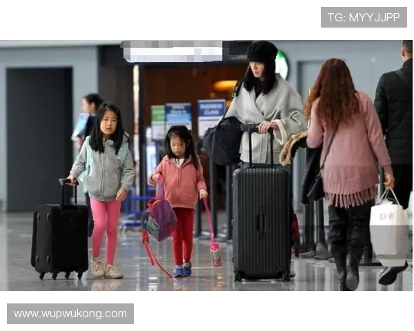 史梦瑶这家伙，机场里穿得跟去派对，行李箱都得怕挤瘪了吧？