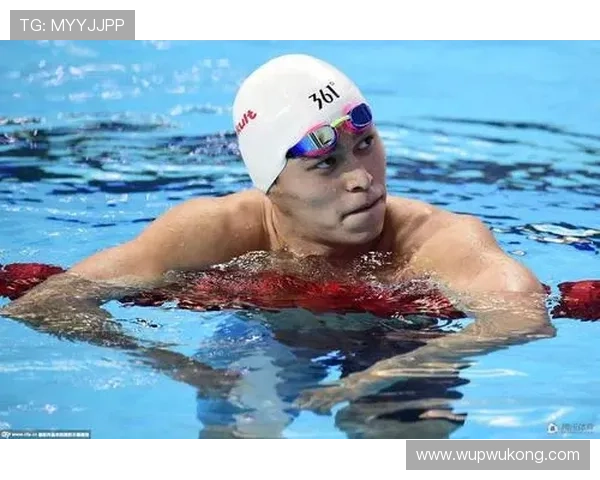 孙杨泳池边摊豪饮啤酒，这战绩还真不是刚猛，是过猛？