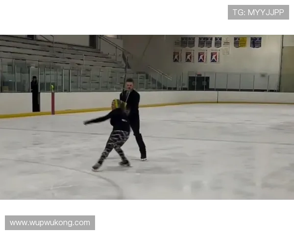 托尼娅·哈丁穿真皮大衣逛街，跟当年冰场上那个狠角色完全两样了！