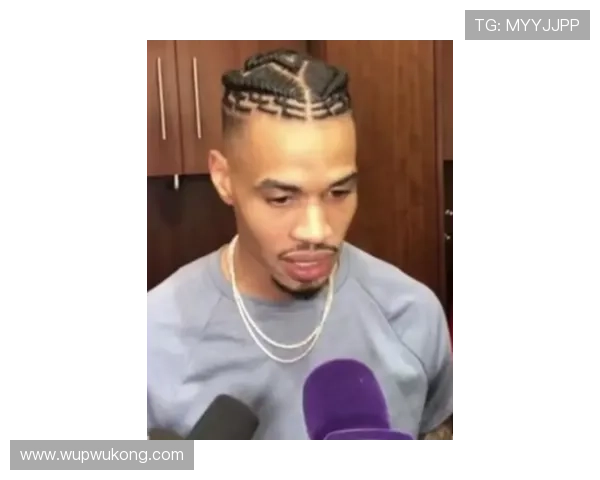 特雷·杨睡觉都带着耳机，这日常有点明星架势了吧？